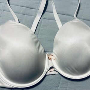 Victoria’s Secret Body by Victoria lightly lined perfect coverage 38C white.
